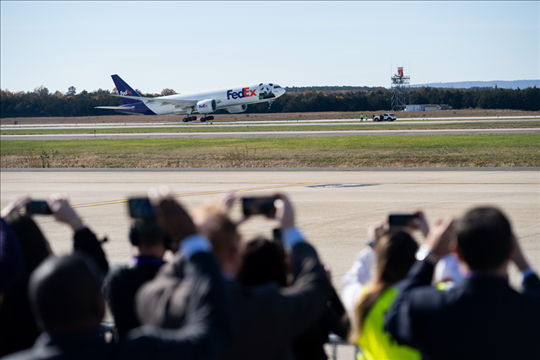 2023年11月8日，運送大熊貓的專機(jī)從美國弗吉尼亞州的華盛頓杜勒斯國際機(jī)場起飛。旅居美國的大熊貓“美香”“添添”和它們在華盛頓出生并長大的雄性幼崽“小奇跡”當(dāng)天啟程返回中國。新華社記者 劉杰攝