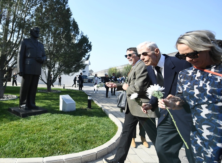 10月30日，在北京，飛虎隊(duì)老兵哈里·莫耶（中）向陳納德將軍雕像獻(xiàn)花。