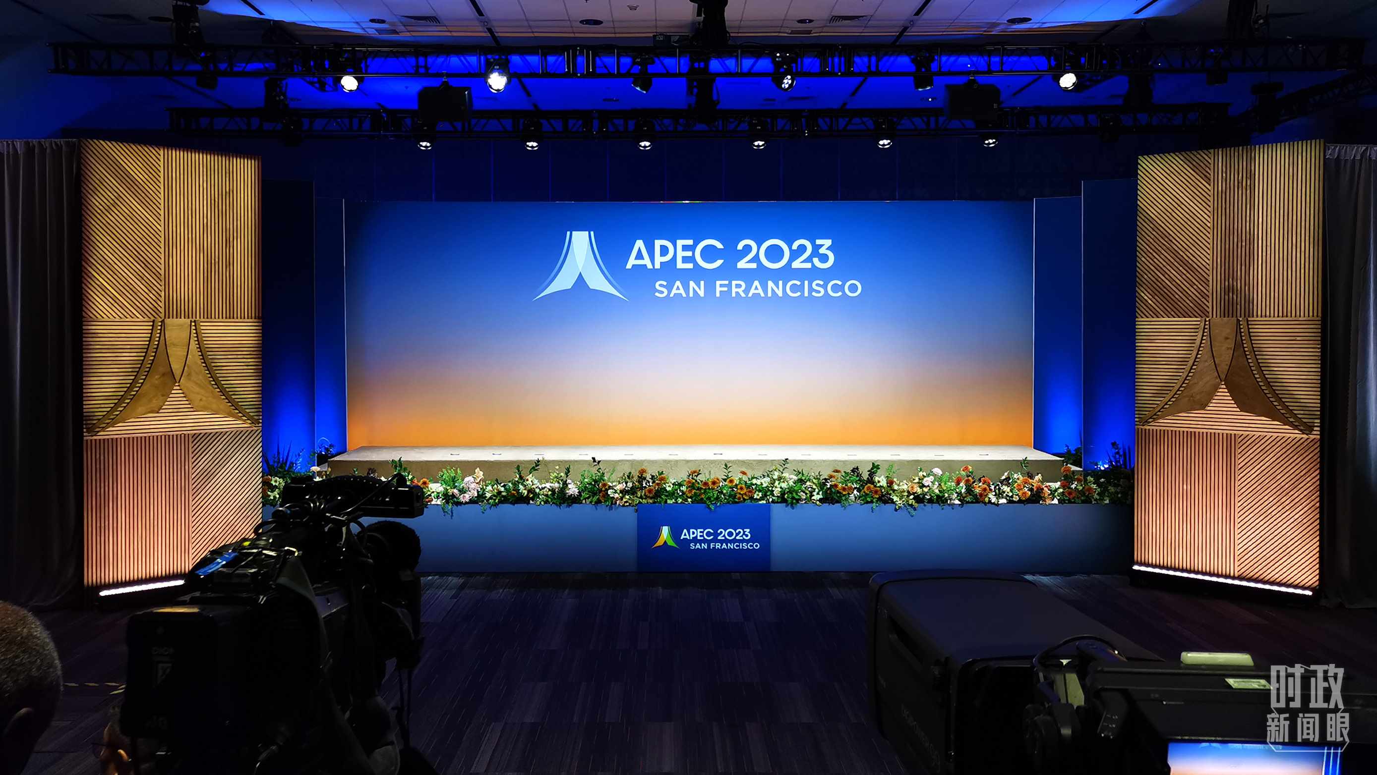 △16日，APEC領(lǐng)導(dǎo)人同東道主嘉賓在對話會前集體合影，圖為記者們在等待合影開始。（總臺央視記者石偉明拍攝）