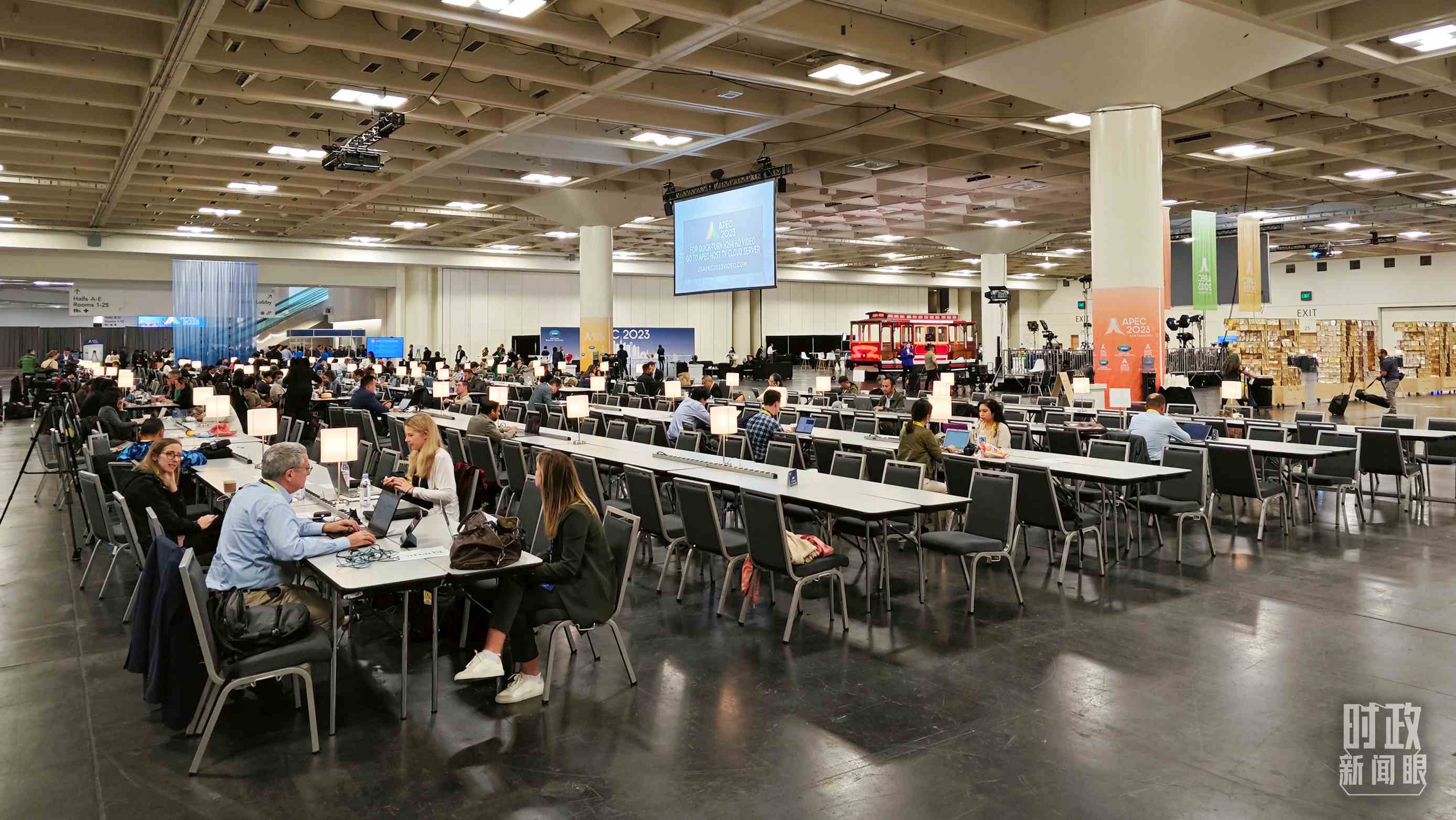 △APEC會議國際媒體中心，各國記者正在工作。（總臺央視記者王哈男拍攝）