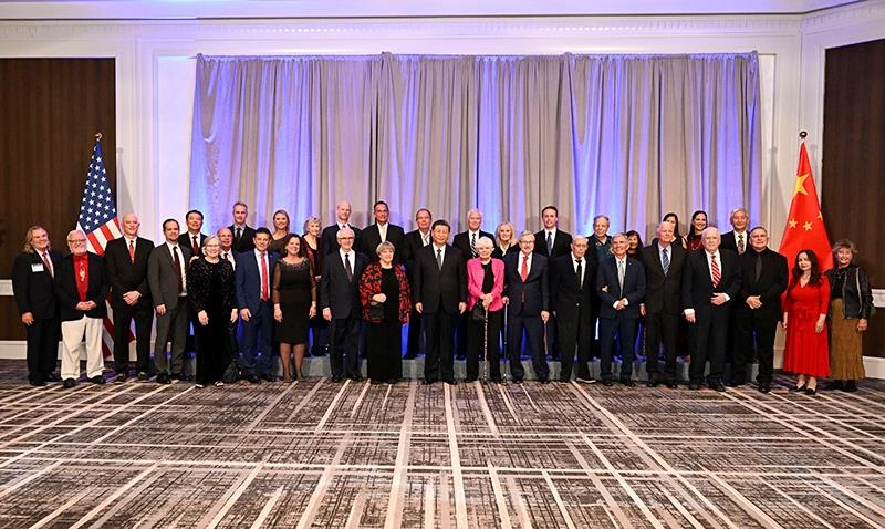 △當(dāng)?shù)貢r(shí)間11月15日晚，習(xí)近平主席在美國(guó)舊金山出席美國(guó)友好團(tuán)體聯(lián)合舉行的歡迎宴會(huì)。這是宴會(huì)開始前，習(xí)近平主席同友好人士代表親切交談并合影留念。