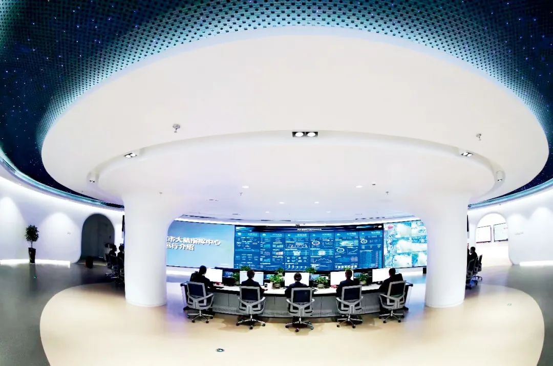 2021年2月2日，江西省撫州市東鄉(xiāng)區(qū)城市大腦指揮中心，工作人員通過城市大腦指揮平臺(tái)實(shí)時(shí)監(jiān)控、抓取、分析相關(guān)案件。