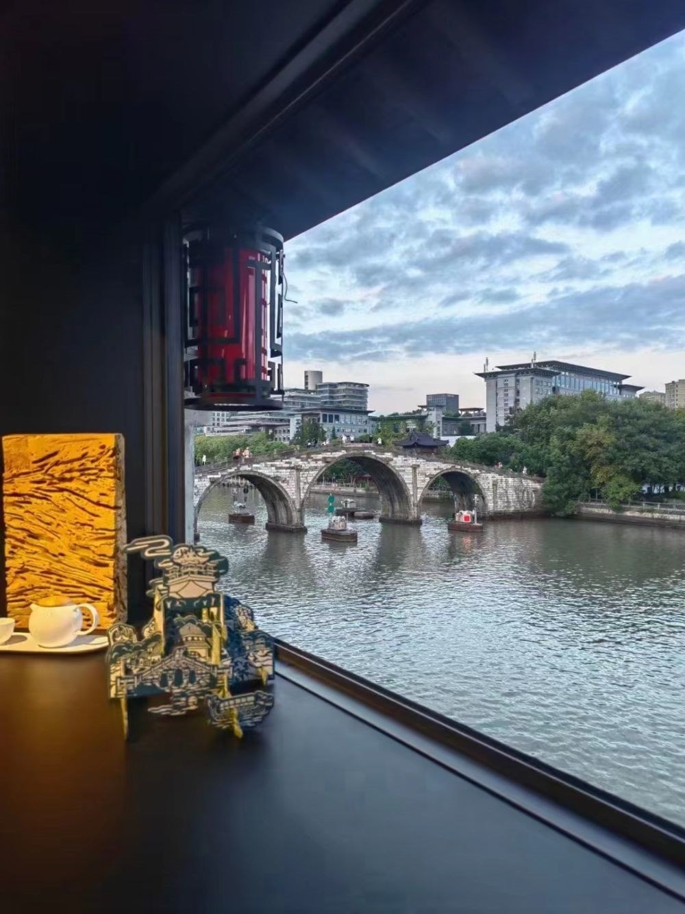 文創(chuàng)產(chǎn)品與拱宸橋。（受訪者供圖）