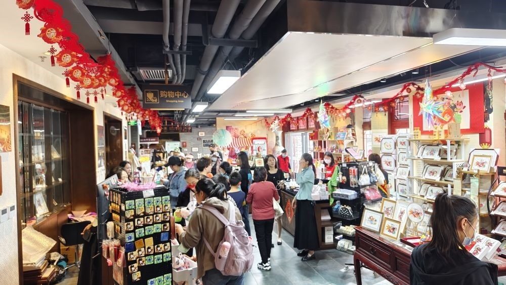 游客在天津市西青區(qū)楊柳青民俗文化館游覽。（新華社記者宋瑞 攝）