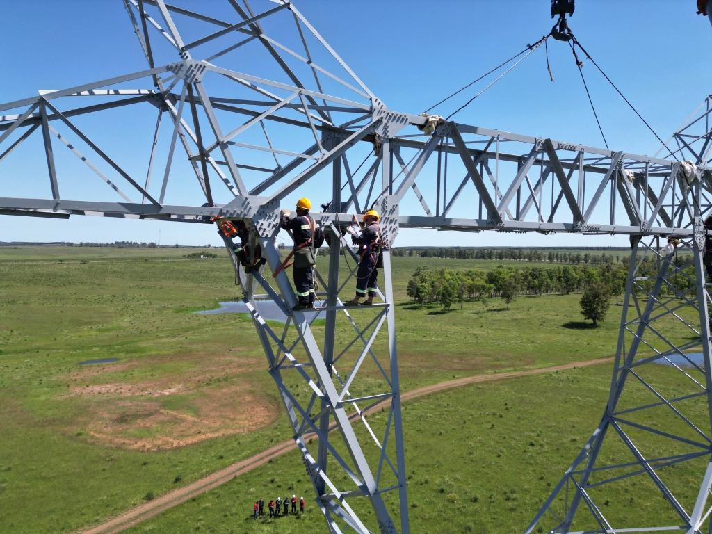 這是2023年11月15日拍攝的位于烏拉圭派桑杜省烏拉圭500千伏輸變電環(huán)網(wǎng)閉合項(xiàng)目施工現(xiàn)場(chǎng)。