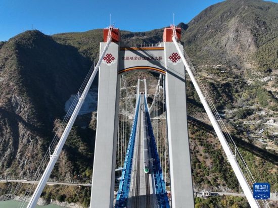 11月25日，列車通過麗香鐵路金沙江特大橋（無人機照片）。