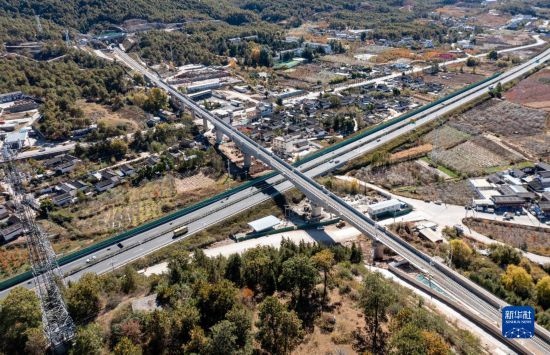 11月25日在麗江市境內(nèi)拍攝的即將開通的麗香鐵路（無人機照片）。