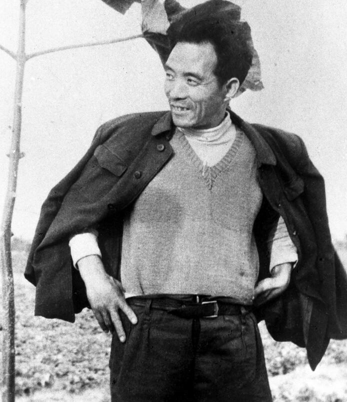 這是焦裕祿當(dāng)年滿懷豪情地在泡桐樹前留影。新華社發(fā)（1990年5月10日發(fā)）