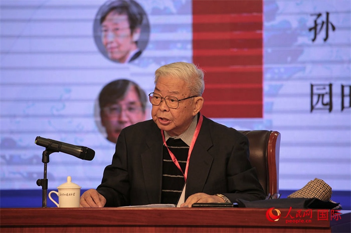 北京外國語大學北京日本學研究中心原主任嚴安生發(fā)表主旨演講。人民網(wǎng)記者 張麗婭攝