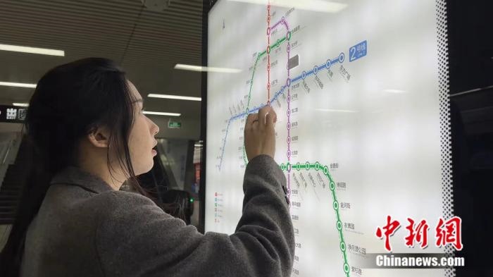 李佳夢正在坐地鐵。呂盛楠 攝