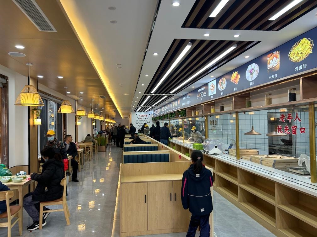 位于安徽合肥市瑤海區(qū)和平路街道綠苑社區(qū)的社區(qū)老年大食堂。（綠苑社區(qū)供圖）