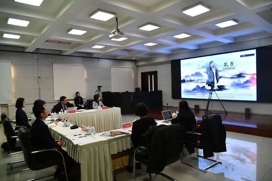 與會嘉賓觀看由美洲中心策劃制作的“一帶一路”主題視頻節(jié)目《習(xí)語用典——大道不孤 眾行致遠(yuǎn)》。