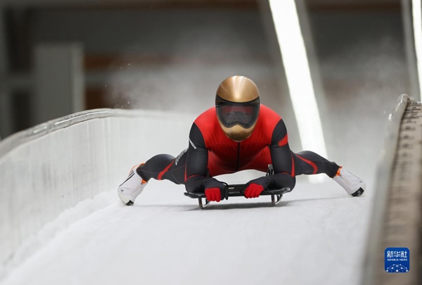 11月25日，天津隊(duì)選手閆文港在比賽中抵達(dá)終點(diǎn)。新華社記者 王楷焱 攝