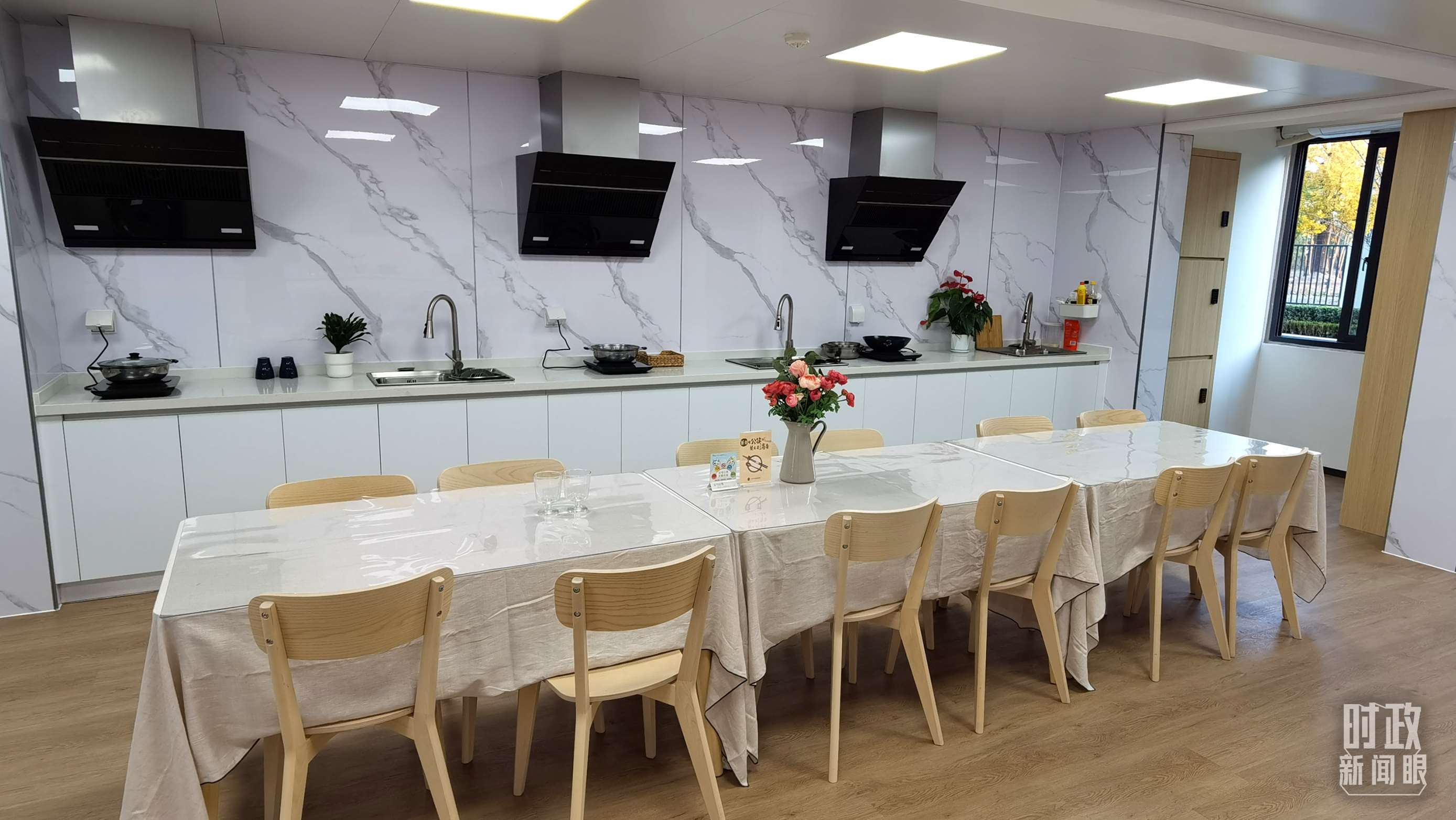 △閔行區(qū)新時代城市建設(shè)者管理者之家內(nèi)的共享廚房。（總臺央視記者郭鴻拍攝）