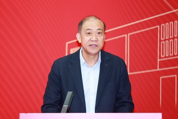 《教育踐悟錄》作者、中央財(cái)經(jīng)大學(xué)黨委書記何秀超。受訪者供圖