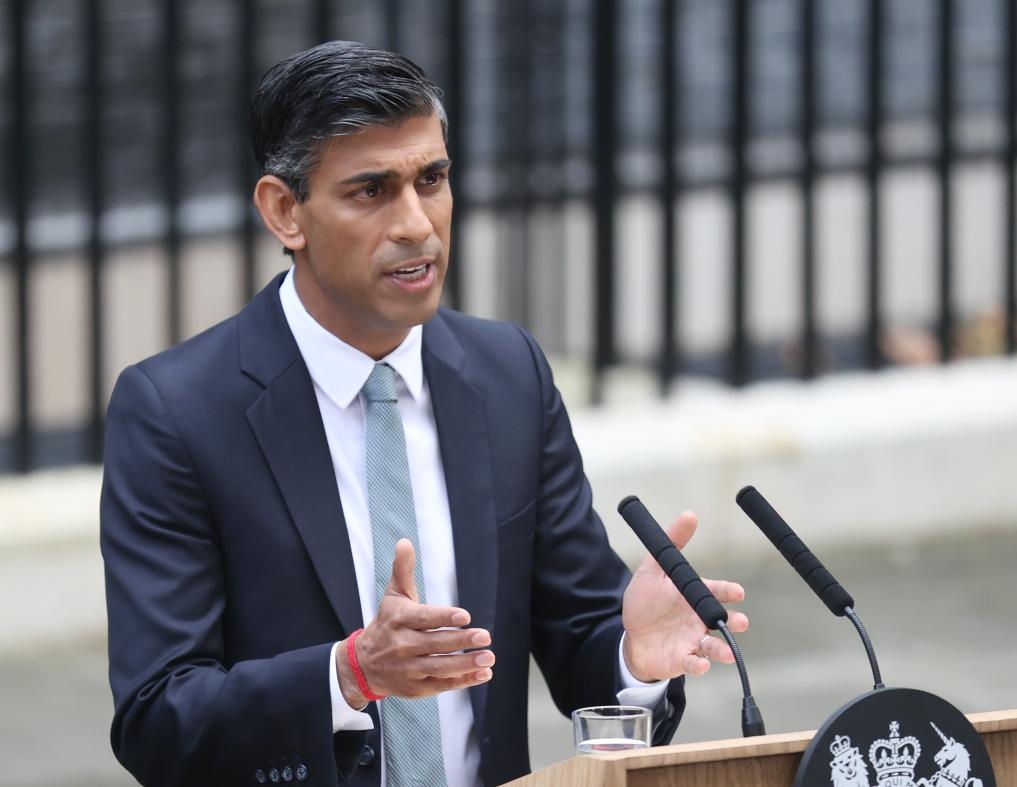 2022年10月25日，里?！ぬK納克在英國倫敦唐寧街10號首相府前發(fā)表講話。新華社記者李穎攝