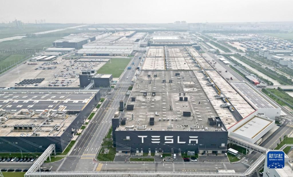 這是在中國（上海）自由貿易試驗區(qū)臨港新片區(qū)拍攝的特斯拉上海超級工廠（2023年9月26日攝，無人機照片）。新華社記者 劉穎 攝