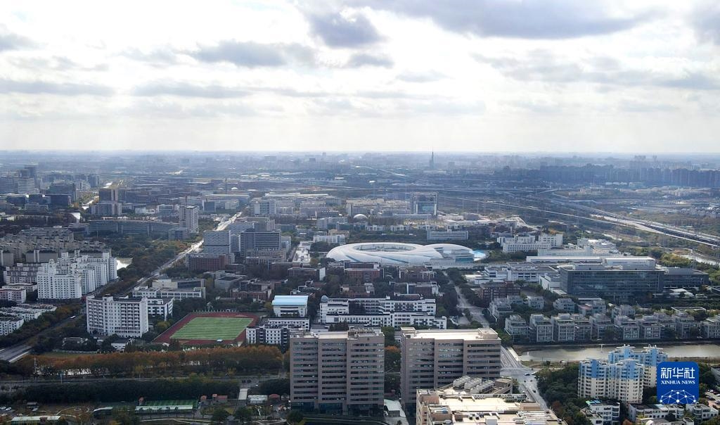 這是2023年11月25日在上海浦東新區(qū)張江科學城拍攝的形如鸚鵡螺的大科學裝置上海光源（中）（無人機照片）。新華社記者 方喆 攝