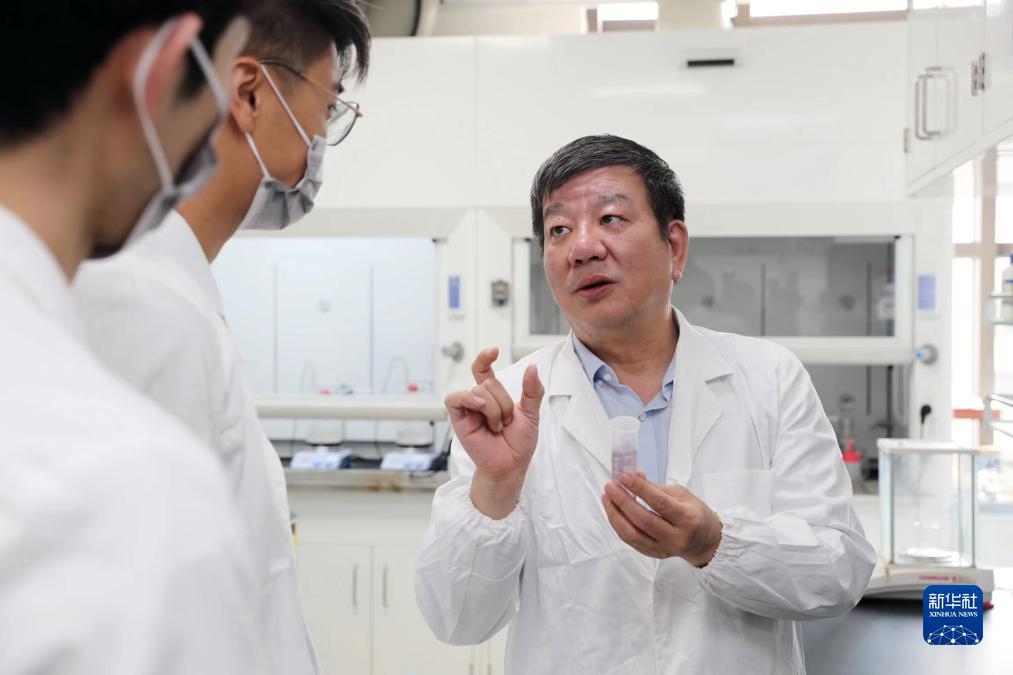 中國科學院院士、國家自然科學獎一等獎得主趙東元在復旦大學實驗室里指導學生（2023年9月2日攝）。新華社記者 劉穎 攝