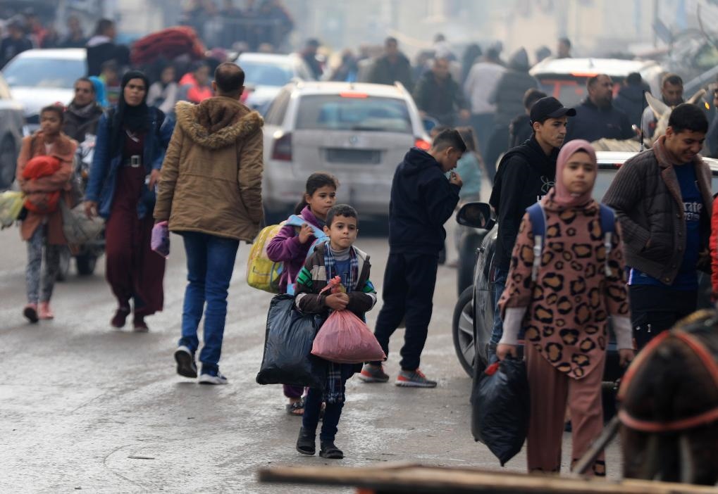 12月1日，在加沙地帶南部城市汗尤尼斯，人們?cè)谝攒娀謴?fù)軍事行動(dòng)后逃離家園。新華社發(fā)（亞西爾·庫(kù)迪攝）