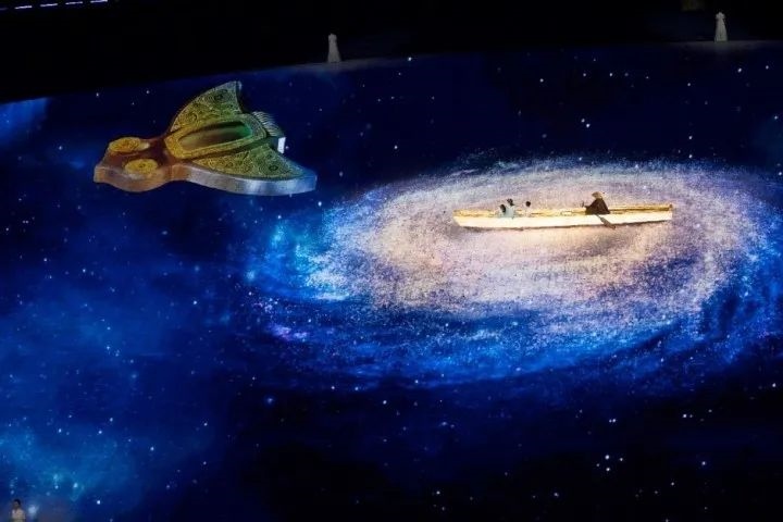 杭州第4屆亞殘運會閉幕式上，吉祥物飛飛幻化回良渚玉鳥的模樣，盤旋于夜色之中。記者 倪雁強 董旭明 攝