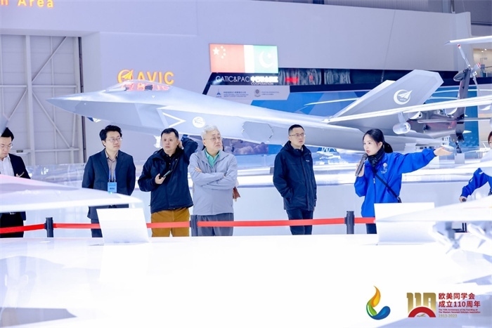 參會嘉賓和留學(xué)歸國人員參觀珠海太空中心。主辦方供圖