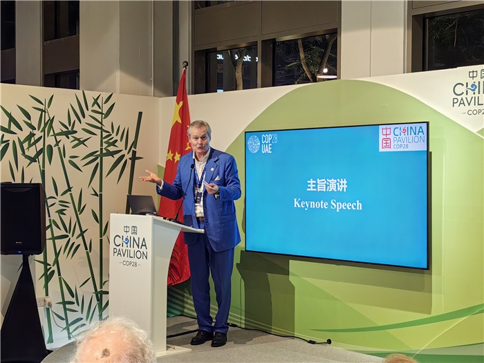 意大利都靈理工大學(xué)終身教授岡特·鮑利發(fā)言。COP28中國角供圖