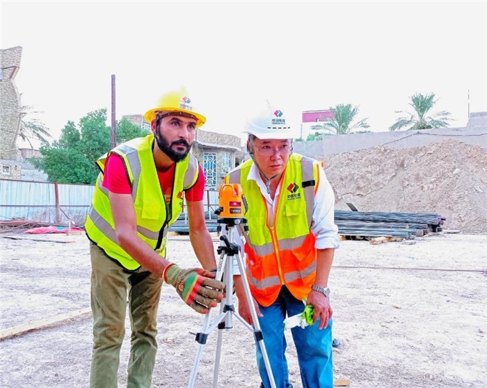 中伊工人在施工中。中國電建供圖