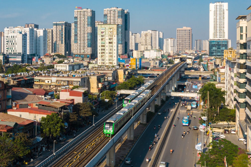 2021年12月1日，在越南首都河內(nèi)，列車(chē)在吉靈-河?xùn)|輕軌線(xiàn)上行駛。新華社發(fā)（中鐵六局河內(nèi)輕軌項(xiàng)目部供圖）