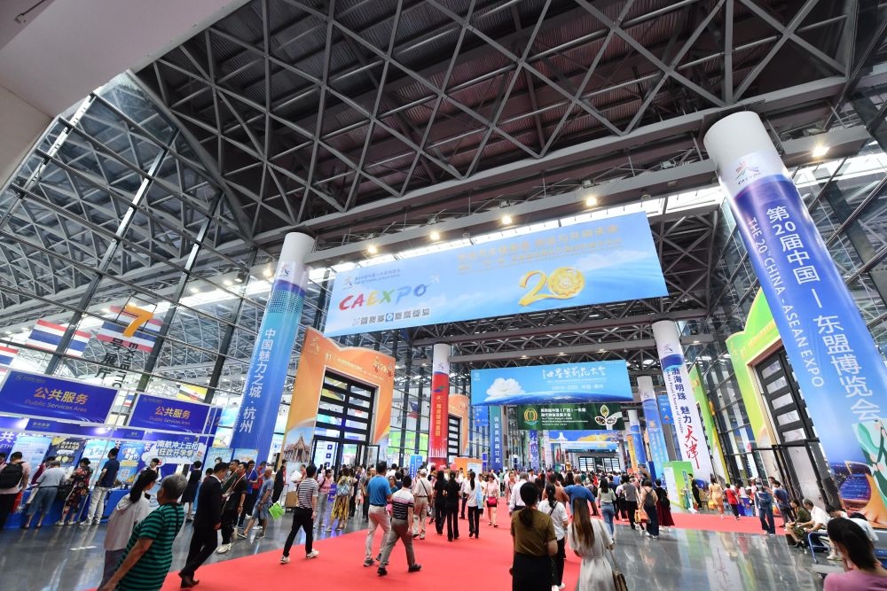 2023年9月18日，參觀者在第二十屆中國(guó)—東盟博覽會(huì)東盟商品展區(qū)選購(gòu)商品。新華社記者 黃孝邦 攝