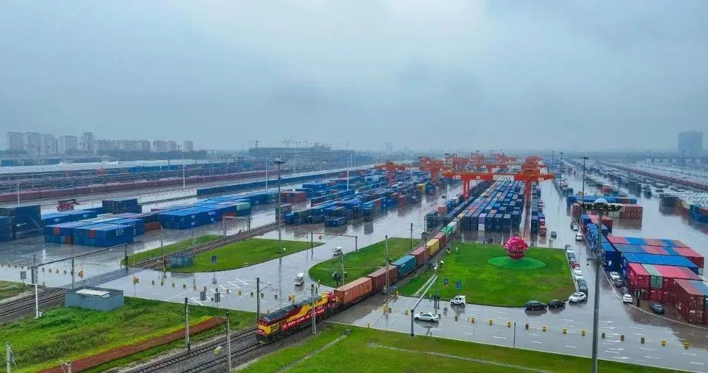 △2023年9月28日，中歐班列長(zhǎng)安號(hào)第20000列從陜西西安國(guó)際港站開出。