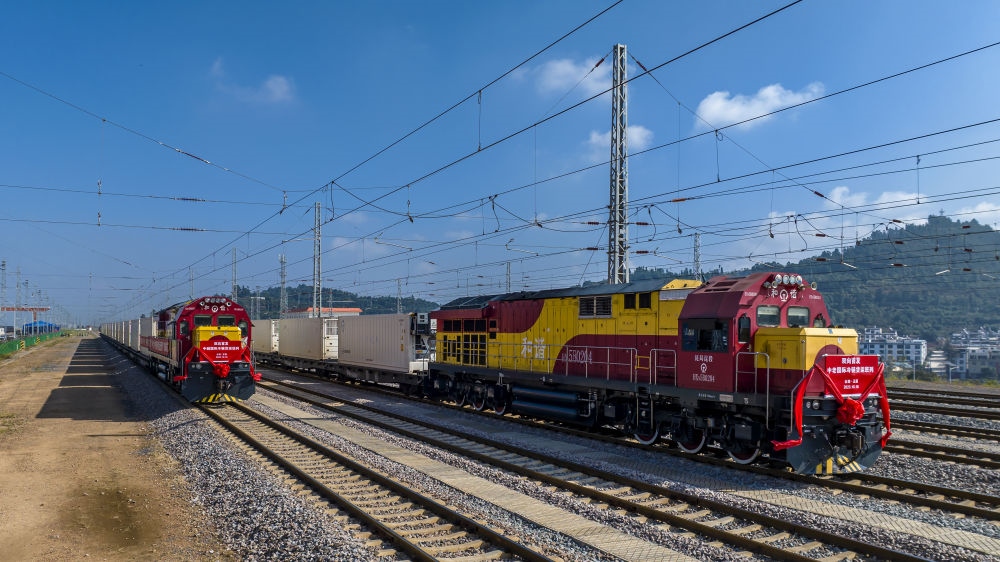 2023年10月16日，中越、中老鐵路國(guó)際冷鏈貨運(yùn)班列從云南省玉溪市研和站發(fā)車(chē)啟程（無(wú)人機(jī)照片）。新華社發(fā)（陳暢 攝）
