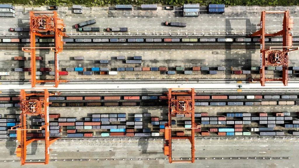 △2023年11月12日，火車在廣西欽州港碼頭裝運(yùn)集裝箱。