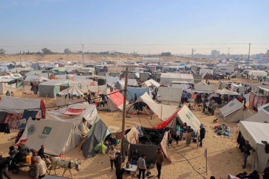  這是12月8日在加沙地帶南部城市拉法拍攝的臨時營地。新華社發(fā)（里澤克·阿卜杜勒賈瓦德攝）