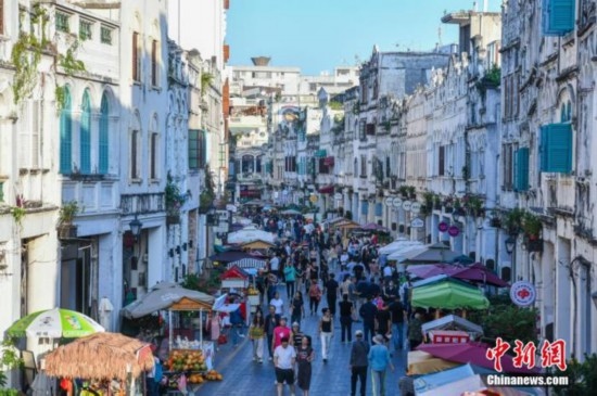 圖為海口騎樓老街游客如織。 <a target='_blank' href='/' ><p align=