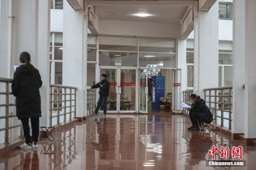 資料圖：幾位考研學生在南昌大學教學樓的天橋上復習備考。劉力鑫 攝