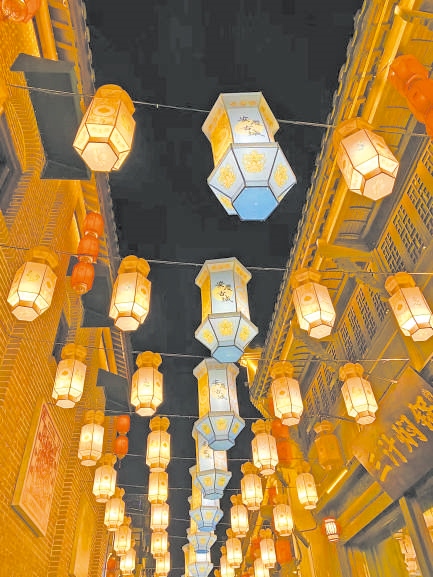  古城新韻 位于安徽安慶市安慶古城的倒扒獅歷史文化街區(qū)依江而建，在保留歷史建筑的同時，引入產(chǎn)業(yè)新業(yè)態(tài)，激發(fā)歷史文化街區(qū)活力，吸引了眾多游客前來游玩。 韓國籍視頻博主 金峻范攝