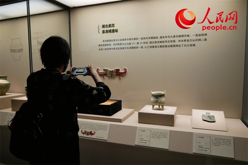 今年9月，觀眾正在參觀“鑒往知遠(yuǎn)——新時(shí)代考古成果展”。人民網(wǎng)記者 韋衍行攝