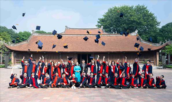 12月9日，越南首都河內(nèi)一所高中的學(xué)生在文廟內(nèi)合影留念。