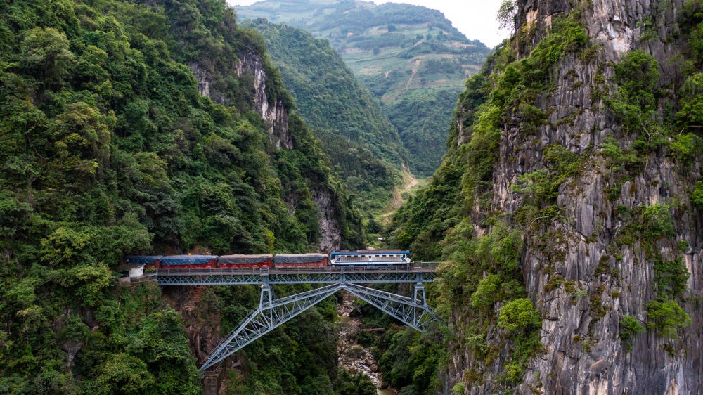 2023年6月20日，一列火車駛過人字橋。