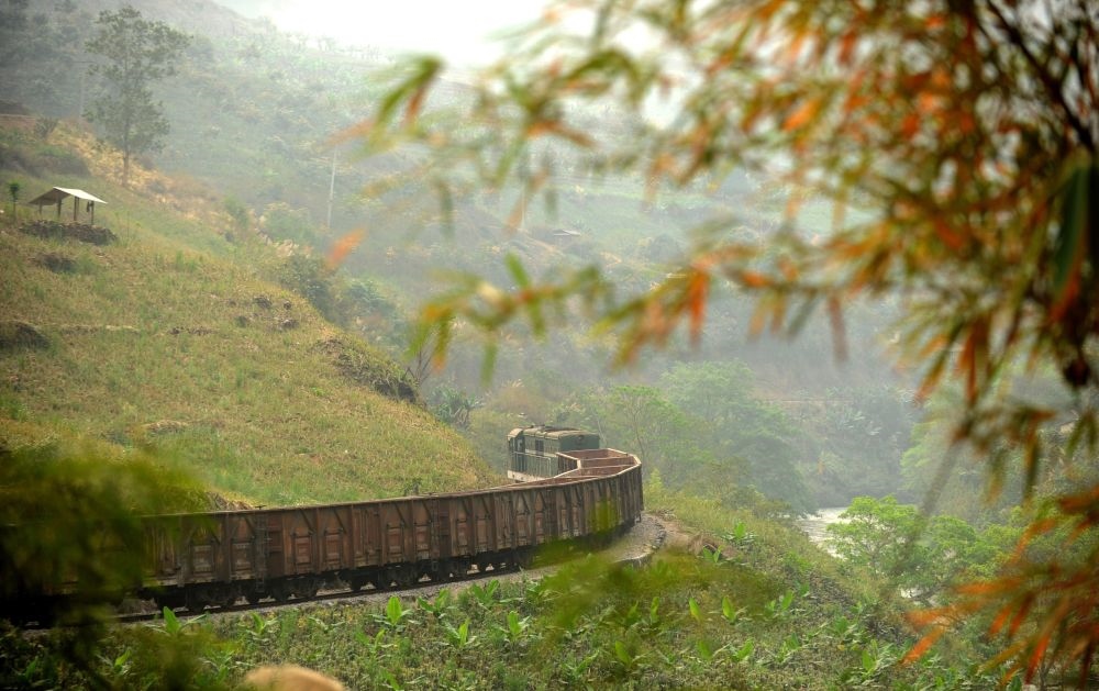 這是行駛在滇越鐵路云南省屏邊縣境內(nèi)的貨運(yùn)列車（2012年3月9日攝）。