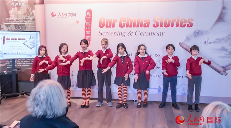 肯辛頓韋德預備學校小學生表演。人民網(wǎng) 郭錦標攝