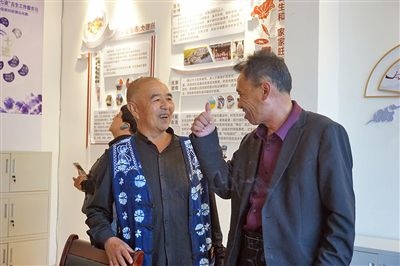  在大理州古生村訴訟服務(wù)站內(nèi)，全國(guó)人大代表樊九平為“阿鵬調(diào)解員”點(diǎn)贊。