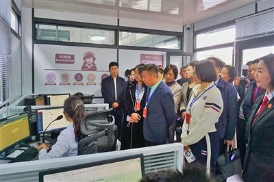  在昆明中院訴前調(diào)解工作室內(nèi)，代表們觀摩法官線上調(diào)解。