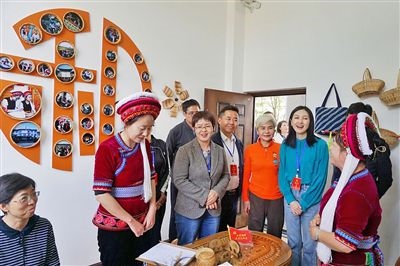  在大理法院喜洲法庭，代表們與“金花調(diào)解員”共同探討民族特色調(diào)解工作方法。