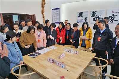  在劍川法院家事調(diào)解室內(nèi)，該院制作的《離婚證明書》引起了代表們的關(guān)注。