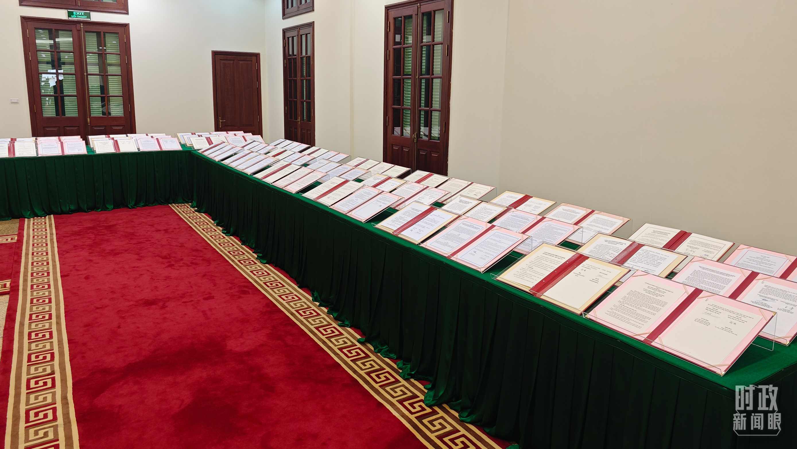 △會談后，兩黨總書記共同見證雙方簽署的雙邊合作文件展示，涵蓋共建“一帶一路”等30多個領(lǐng)域。（總臺央視記者耿小龍拍攝）