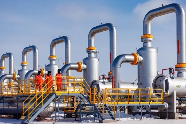 中俄東線天然氣管道黑河首站工作人員正在巡檢。受訪者供圖