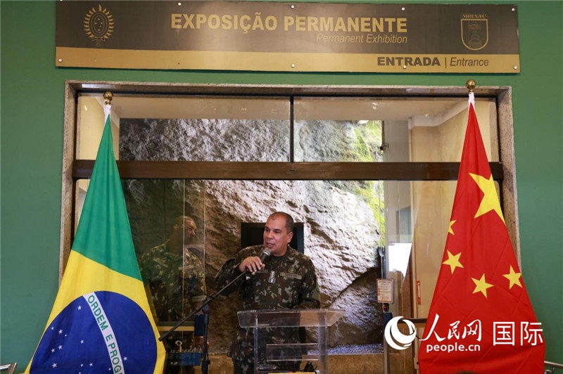 科帕卡瓦納要塞司令亞歷山大·羅伯托在攝影展開幕式上致辭。 人民網(wǎng)記者 陳海琪攝