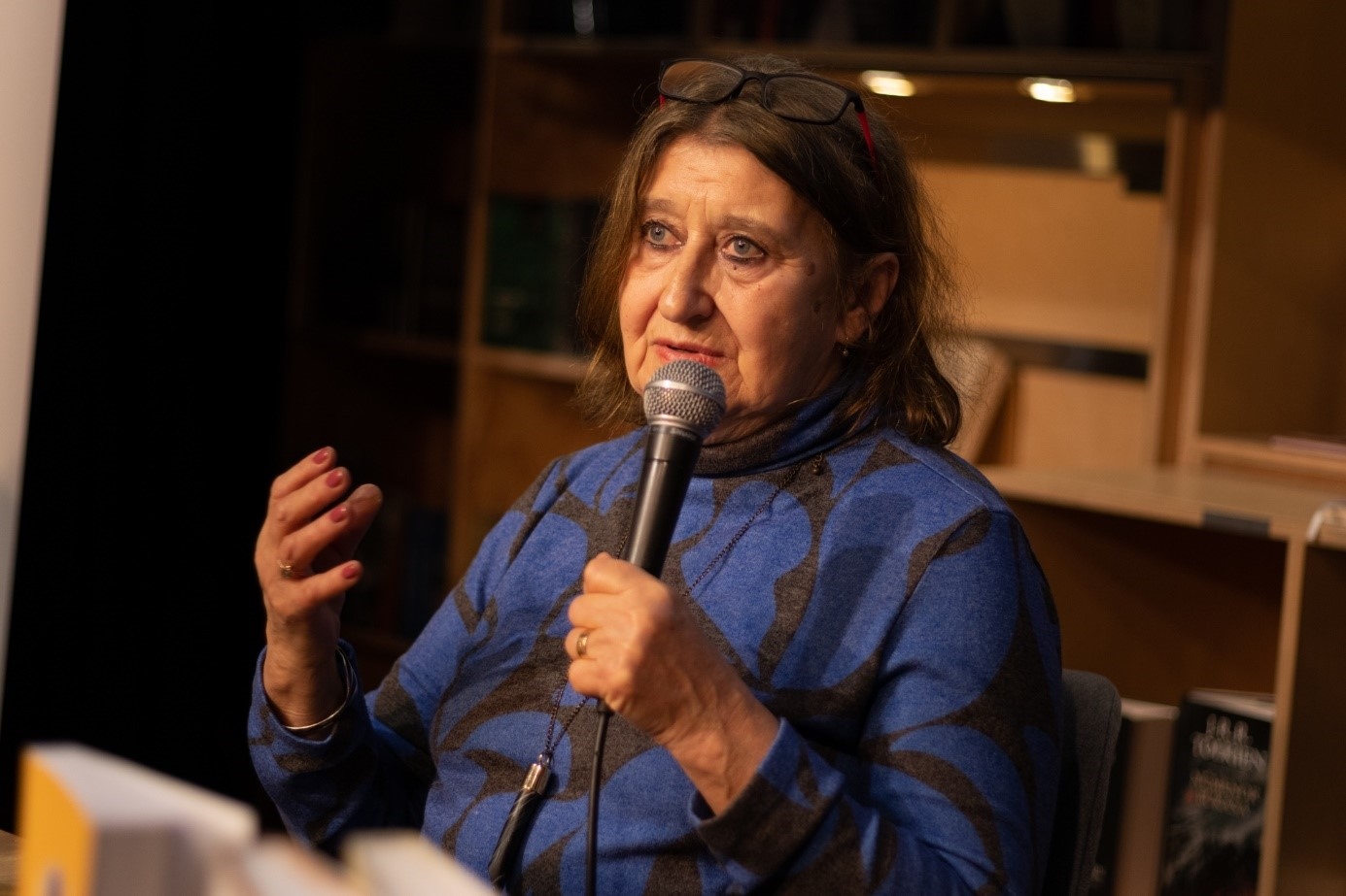 埃娃介紹作品。摩爾多瓦尼·巴爾納巴斯攝